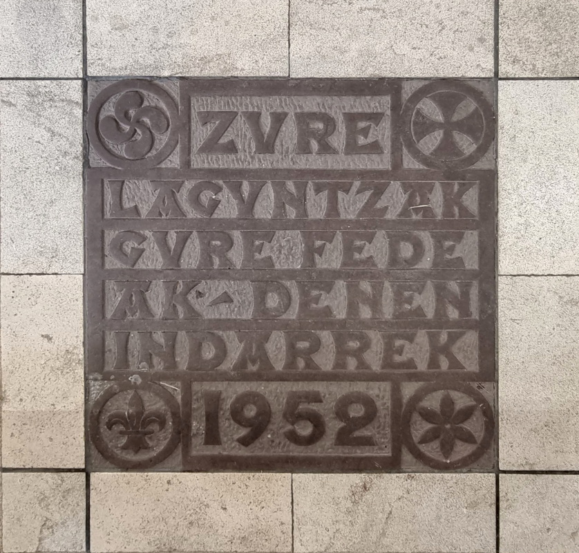 A slab on the floor of the church bears witness to this and pays tribute to them. The text in Basque means: "Your help is the strength of our faith".